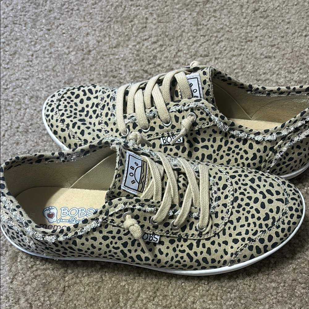 Skechers Tan and Black Sneakers with Eye-Catching Design